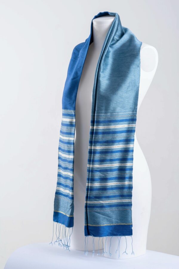 Echarpe en soie bleu pastel et bleu marine profond
