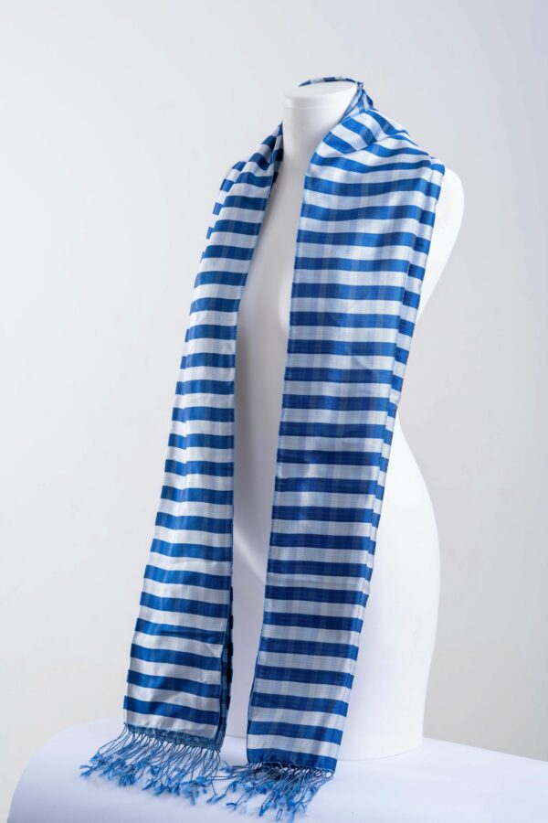 Echarpe en soie bleu-gris et balanc
