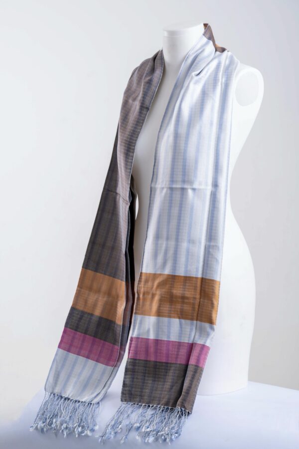Echarpe en soie gris bleu clair et gris foncé