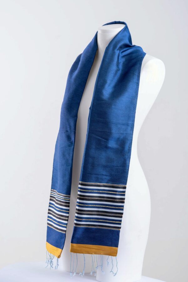 Echarpe en soie bleu acier