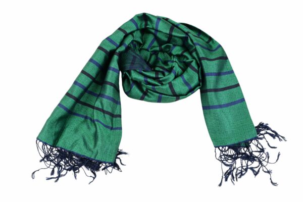 "Écharpe en soie verte à rayures noires et bleues avec franges bleu" – Image 3