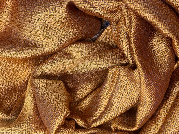 Écharpe en soie dorée cuivrée avec franges bleu nuit – Élégance artisanale – Image 3